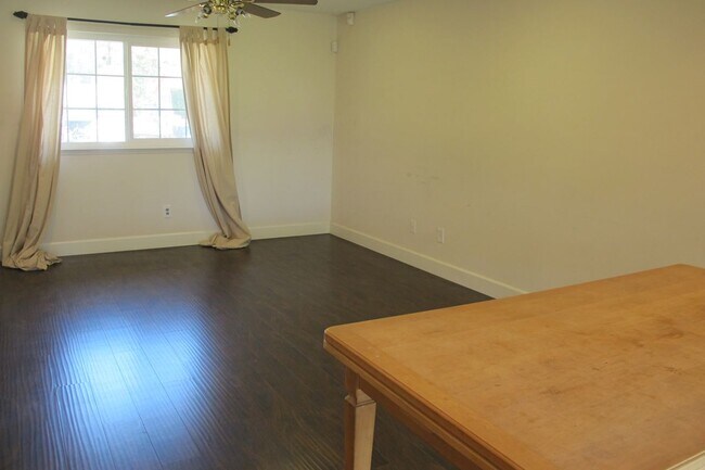 Building Photo - 490 Glenhill Dr
