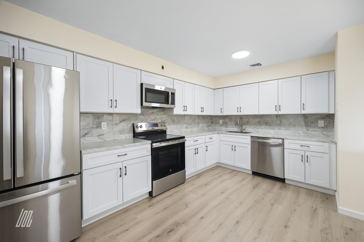 Primary Photo - 62 Edgewater Pl