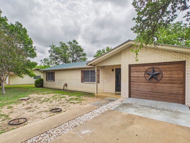 Foto del edificio - Comfortable 3-Bedroom Home with Modern Finishes