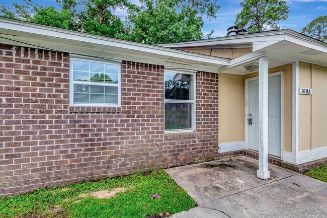 Foto del edificio - Charming 2-Bedroom Duplex in Gadsden Acres...