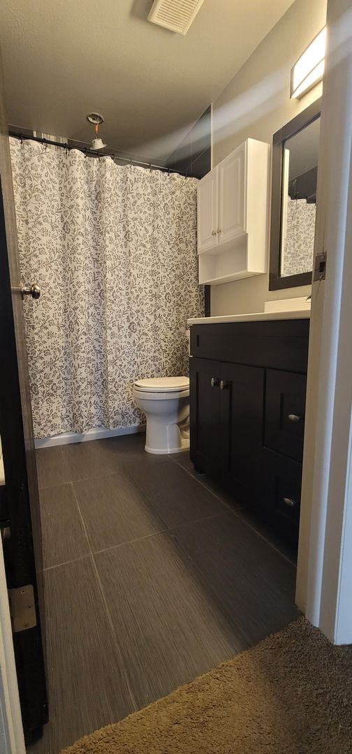 Building Photo - Clean, centrally located 2 bedroom- 1 bath...
