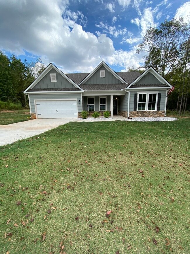 Building Photo - SPECIAL: HALF OFF FIRSTS MONTH RENT! Lovel...