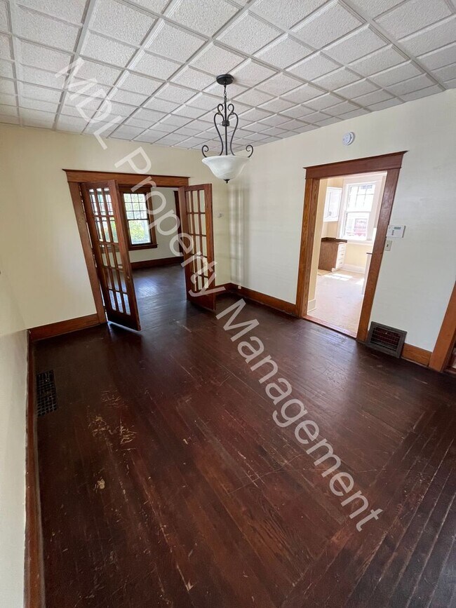 Building Photo - Beautiful 3 Bedroom 1.5 bath home w/ Basement