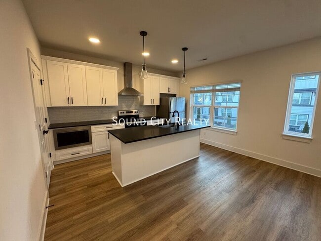 Building Photo - 700 N Dupont Ave