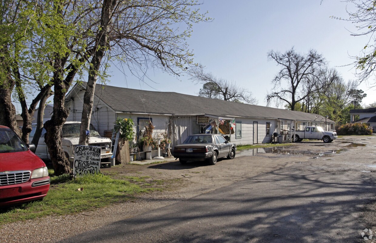 5704 Airline Dr, Houston, TX 77076 Apartments in Houston, TX