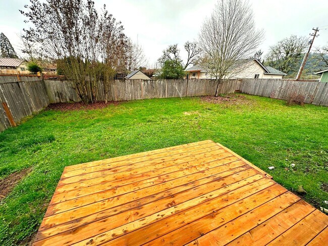 Foto del edificio - 3 bed 2 bath between Philomath Elementary and Middle School