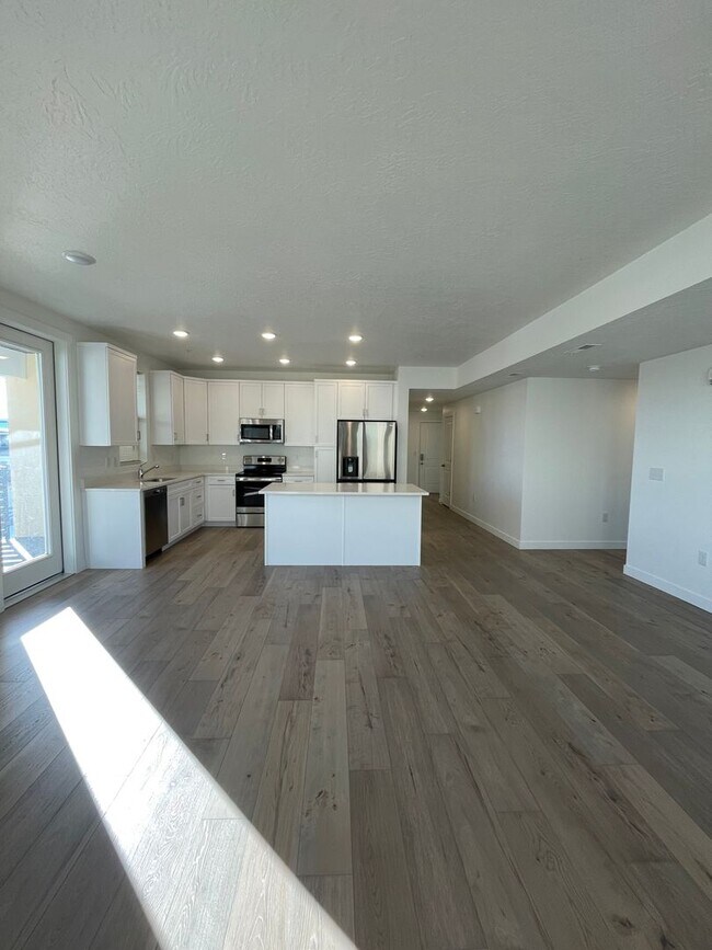 Building Photo - Luxury 3 Bedroom condo in New community!
