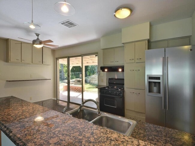 Building Photo - 401 Cherry Hill Dr