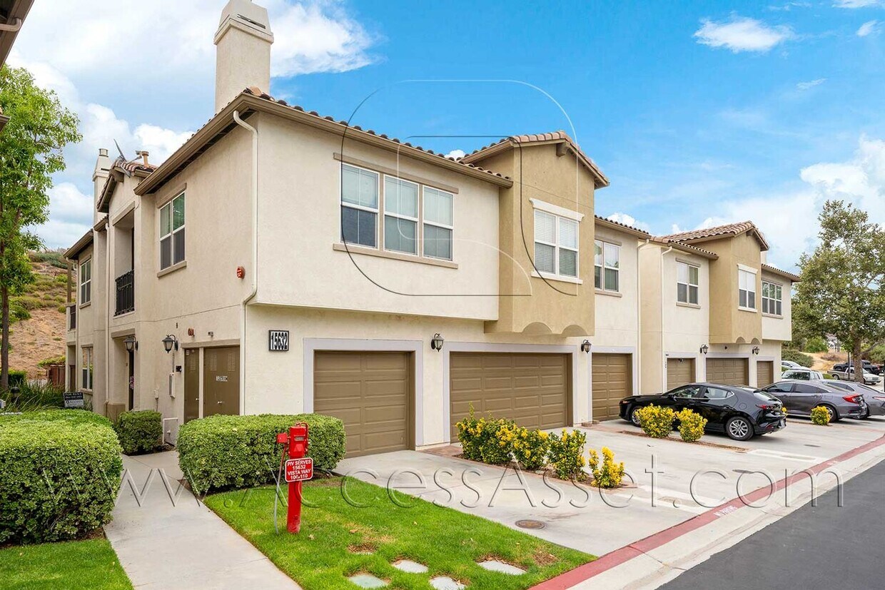 Foto principal - Charming 3 Bedroom/2.5 Bath Townhouse In L...