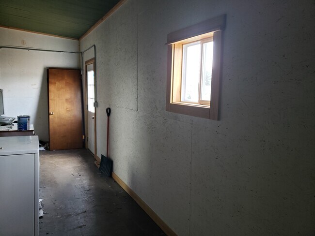 Building Photo - 102 E Lincoln Ave