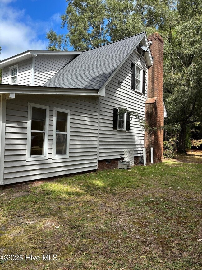 Building Photo - 609 River Hill Dr