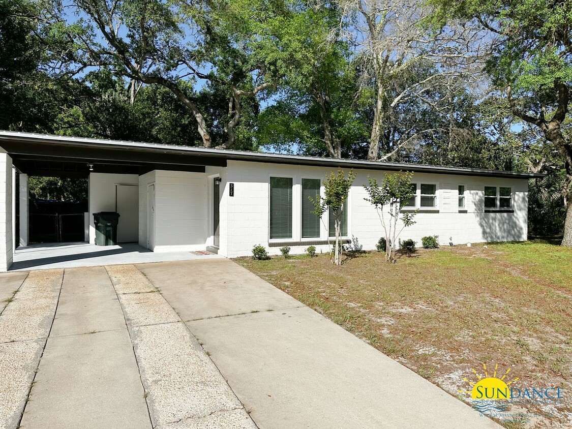 Foto principal - Lovely 3 Bedroom Home Centrally located in...
