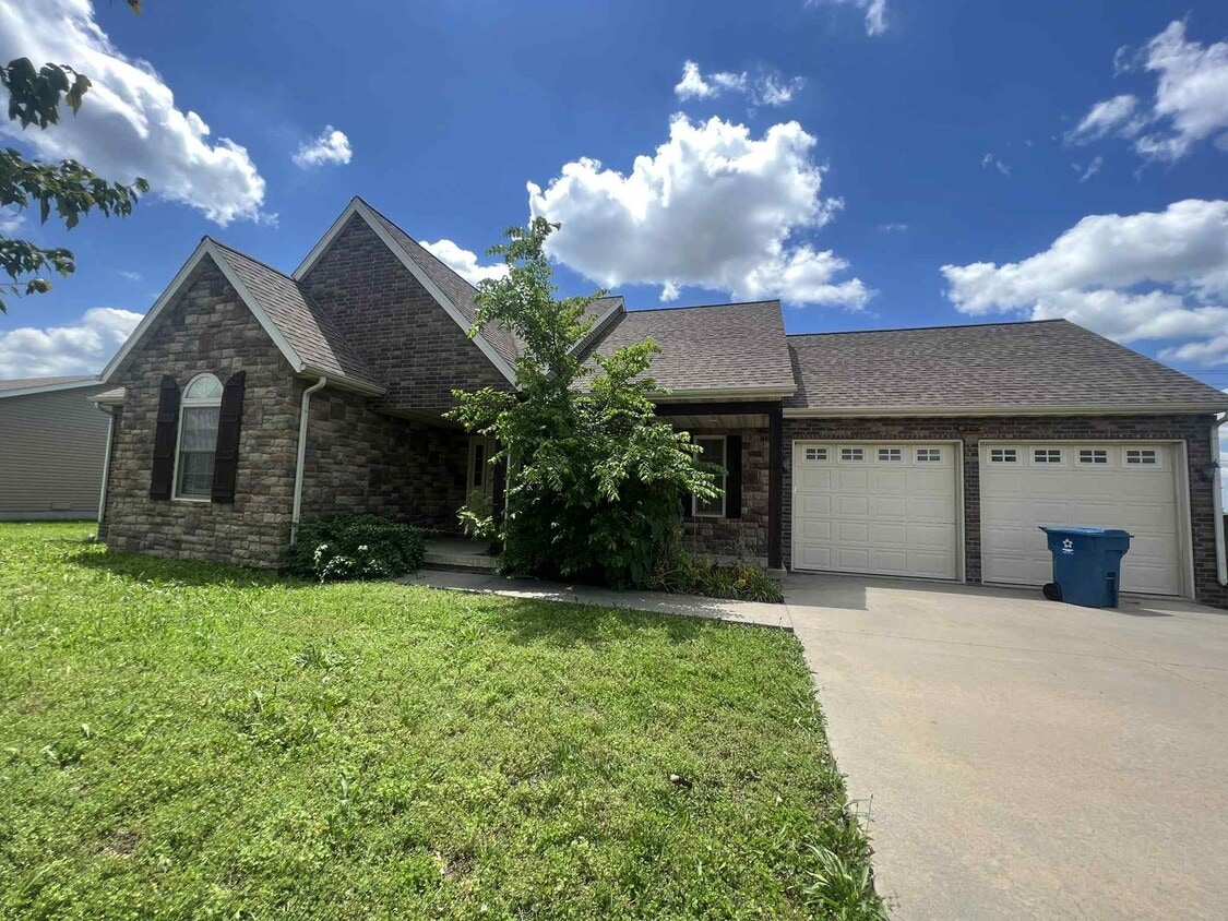 Primary Photo - Beautiful 3BR/2BA Home in Joplin, MO with ...