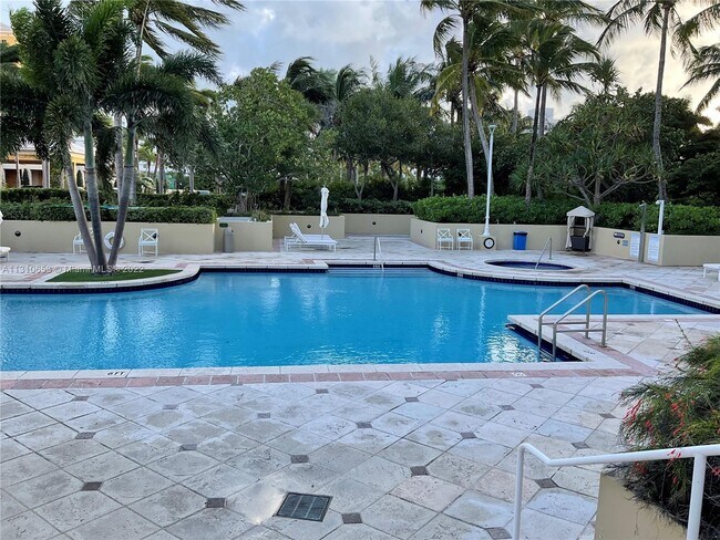 Foto del edificio - 445 Grand Bay Dr