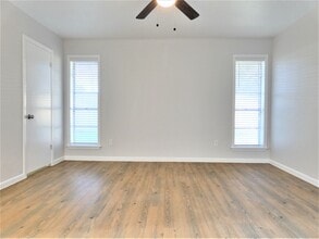 Building Photo - 606 Golfview Dr