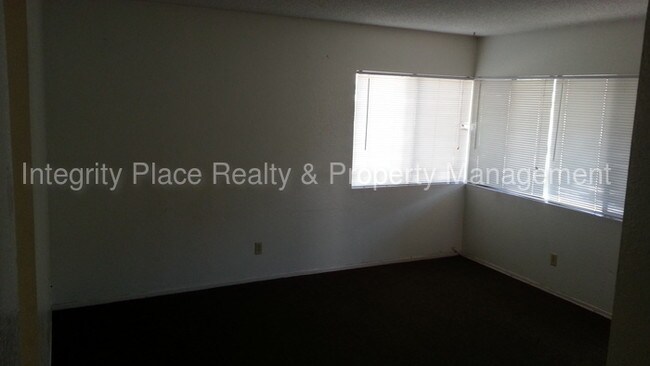 Building Photo - Nice apartment with 1 car garage
