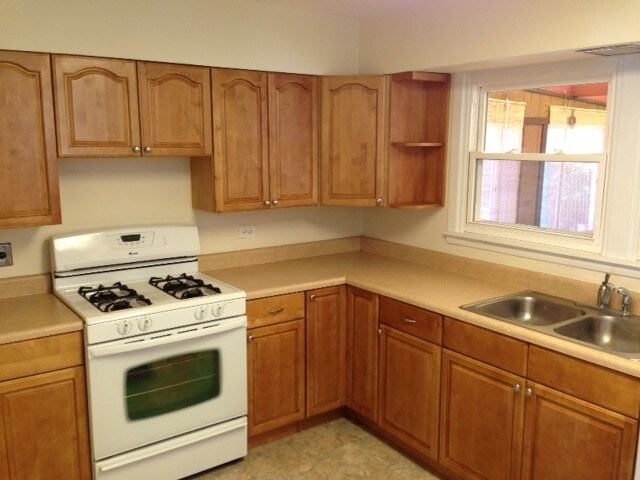 Kitchen with breakfast bar and dishwasher - 913 Greenwood Rd
