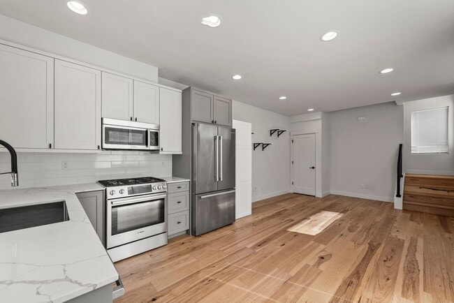 Building Photo - Luxury 2 Bed | 2 Bath Ballard Townhome with Private Rooftop Deck