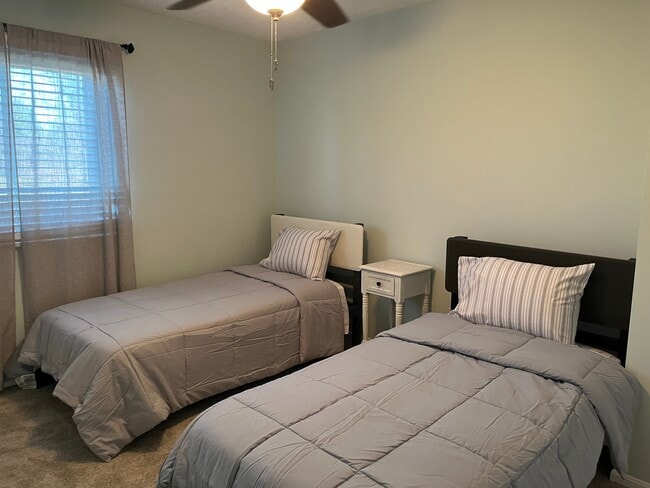 Foto del edificio - 204 Sherwood Green Ct