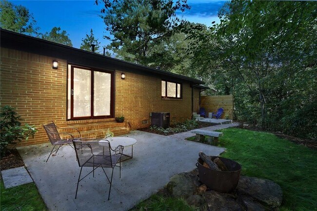 Building Photo - 1995 Commodore Ln