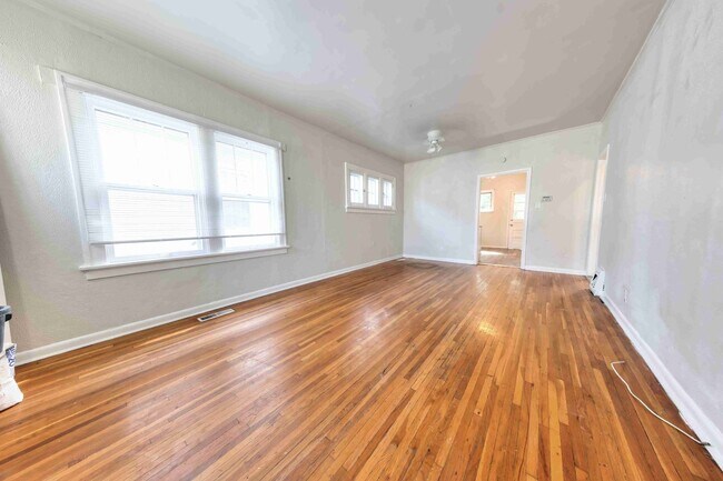 Foto del edificio - Available Aug 7th - Very nice single family home with refinished hardwood and a very large open l...