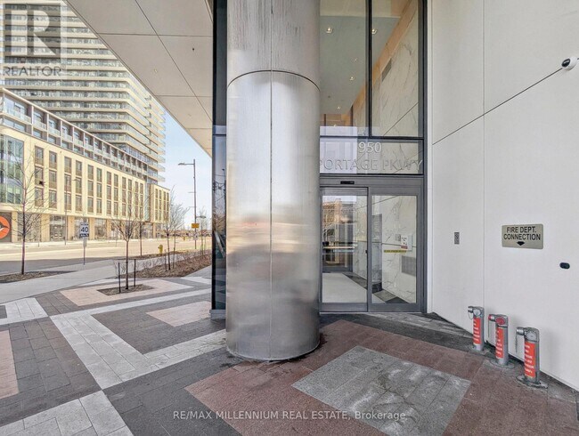 Photo du bâtiment - 950 Portage Pkwy