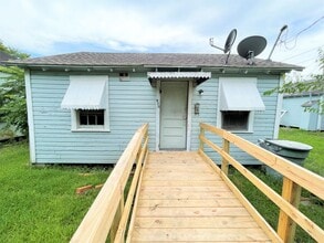 Building Photo - 975 Center St