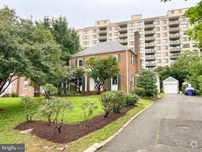 Building Photo - 1004 Noyes Dr