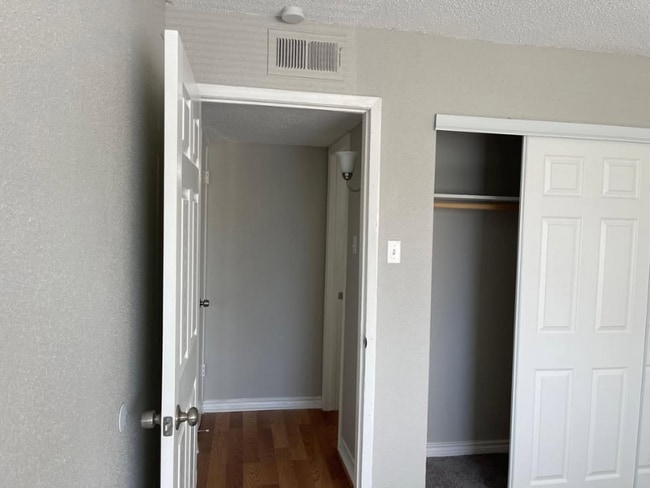 Building Photo - 5625 Antoine Dr