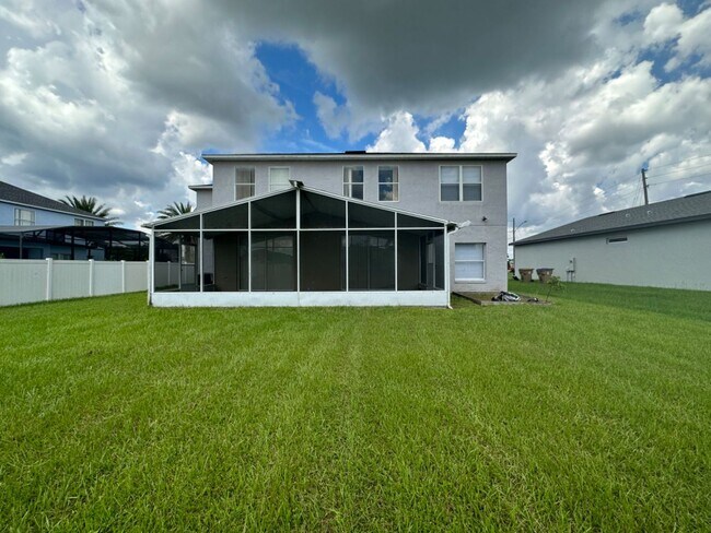 Building Photo - Extremely SPACIOUS 2 story 4 bedroom home ...
