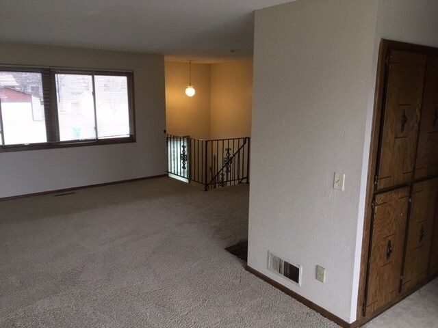 Building Photo - Duplex available in Brooklyn Park.