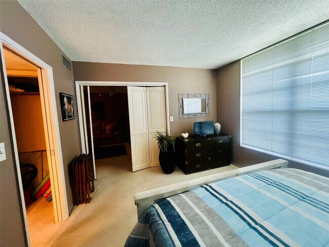 Foto del edificio - 605 Oaks Dr