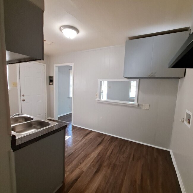 Foto del edificio - First Month Rent Free!! Welcome to 2655 Whitman!