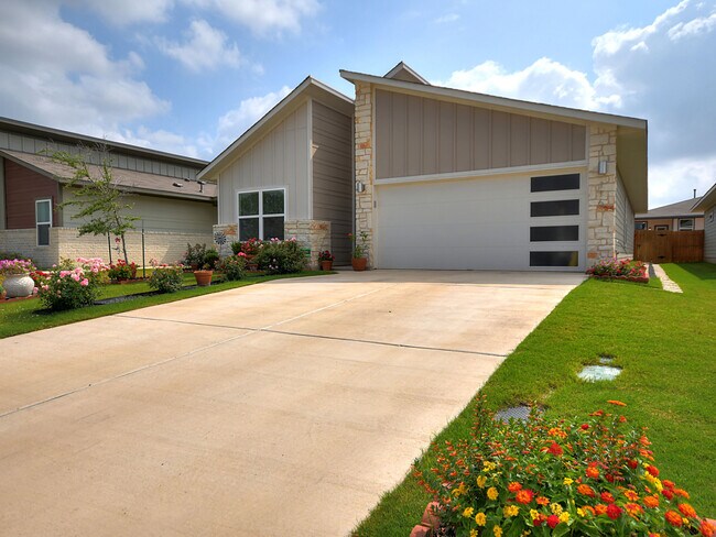 Building Photo - 116 Deserti Rd
