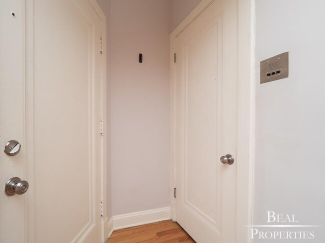Building Photo - 1 bedroom in CHICAGO IL 60647