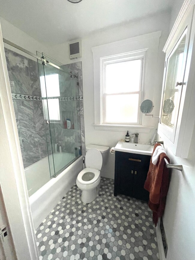 Baño moderno - 1305 Francisco St