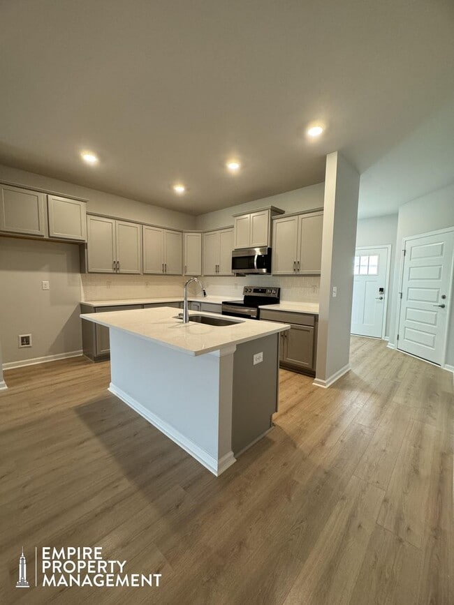 Building Photo - Move In Special: 1/2 Off 1st Month's Rent!!