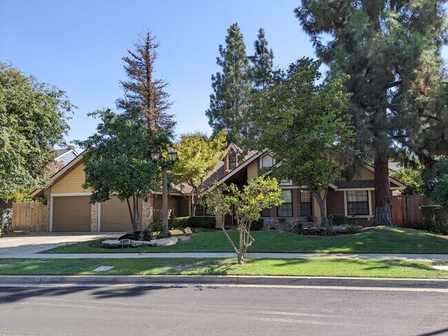 Building Photo - NE Fresno home near Clovis West High Schoo...