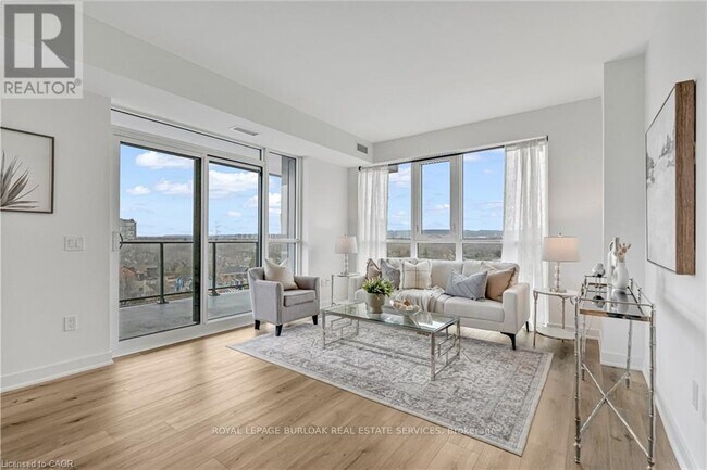 Building Photo - 2007 James St