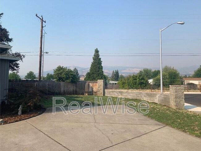 Foto del edificio - 210 Sweetbrier Dr