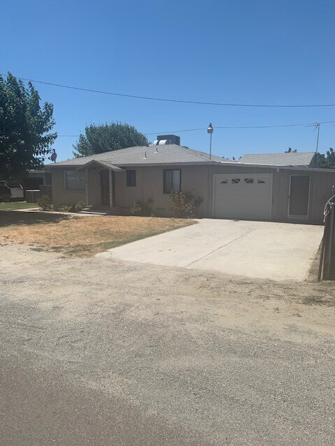 Primary Photo - 3 Bedroom 2 Bath Country Home in Hanford!
