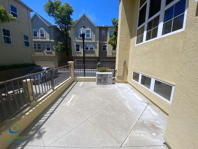 Foto del edificio - $4495-Stunning 3BR, 2.5 BA End Unit Townho...
