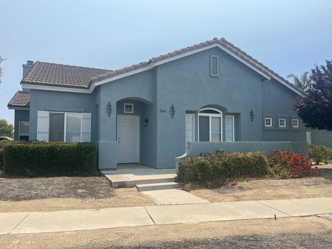 Foto principal - Spacious 4 Bedroom, 2 Bathroom Home | Avai...