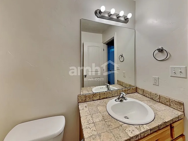 Foto del edificio - 1698 E Ridgefield Rd
