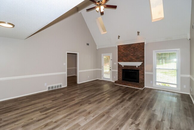 Foto del edificio - Spacious 4-Bedroom Cordova Home