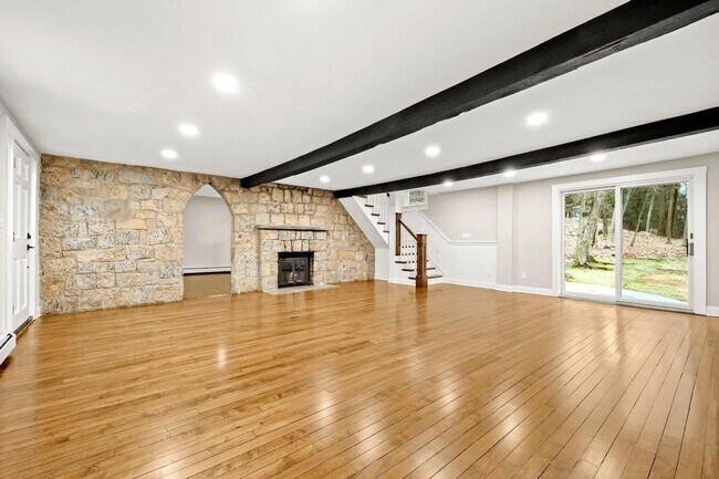 Foto del edificio - 22 Lake Ridge Rd