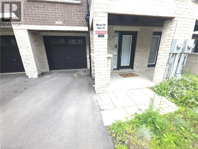 Building Photo - 585 Colborne St
