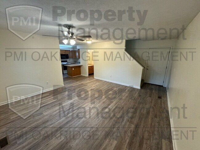 Foto del edificio - Two Bedroom Townhome with Attached Garage