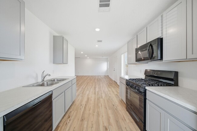 Foto del edificio - 26726 Wilderye Cv Ln
