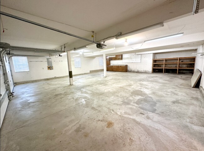 Building Photo - 1114 S Charlemagne Dr